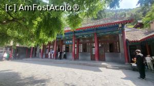 [P09] Cea mai importanta constructie din Gradina Huan este Cladirea cu 5 camere (Five halls building), cu o structura din caramida si lemn, numita astfel deoarece este formata din 5 sali conectate intre ele. A fost construita la sfarsitul dinastiei Qing, iar imparateasa vaduva Cixi a stat aici in timpul evadarii sale, atunci cand Fortele aliate ale celor 8 puteri au invadat China. A fost renovata in anul 1934, devenind loc de odihna pentru inaltii oficiali dar si scena Incidentului de la Xi'an. » foto by geani anto
 - 
<span class="allrVoted glyphicon glyphicon-heart hidden" id="av1502673"></span>
<a class="m-l-10 hidden" id="sv1502673" onclick="voting_Foto_DelVot(,1502673,20766)" role="button">șterge vot <span class="glyphicon glyphicon-remove"></span></a>
<a id="v91502673" class=" c-red"  onclick="voting_Foto_SetVot(1502673)" role="button"><span class="glyphicon glyphicon-heart-empty"></span> <b>LIKE</b> = Votează poza</a> <img class="hidden"  id="f1502673W9" src="/imagini/loader.gif" border="0" /><span class="AjErrMes hidden" id="e1502673ErM"></span>