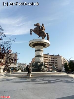 [P01] Skopje: imensa statuie „a lui Alexandru Macedon”, din centrul orașului » foto by Costi
 - 
<span class="allrVoted glyphicon glyphicon-heart hidden" id="av1108686"></span>
<a class="m-l-10 hidden" id="sv1108686" onclick="voting_Foto_DelVot(,1108686,20771)" role="button">șterge vot <span class="glyphicon glyphicon-remove"></span></a>
<a id="v91108686" class=" c-red"  onclick="voting_Foto_SetVot(1108686)" role="button"><span class="glyphicon glyphicon-heart-empty"></span> <b>LIKE</b> = Votează poza</a> <img class="hidden"  id="f1108686W9" src="/imagini/loader.gif" border="0" /><span class="AjErrMes hidden" id="e1108686ErM"></span>
