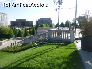 [P34] 34. Terenul din spatele Palatului, înierbat și în pantă, fântâna circulară și scările spre terase. » foto by doinafil
 - 
<span class="allrVoted glyphicon glyphicon-heart hidden" id="av971513"></span>
<a class="m-l-10 hidden" id="sv971513" onclick="voting_Foto_DelVot(,971513,20792)" role="button">șterge vot <span class="glyphicon glyphicon-remove"></span></a>
<a id="v9971513" class=" c-red"  onclick="voting_Foto_SetVot(971513)" role="button"><span class="glyphicon glyphicon-heart-empty"></span> <b>LIKE</b> = Votează poza</a> <img class="hidden"  id="f971513W9" src="/imagini/loader.gif" border="0" /><span class="AjErrMes hidden" id="e971513ErM"></span>