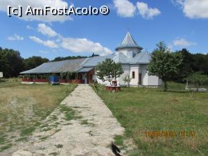 [P23] la capatul alei biserica cea mare si mai la jumate, bisericuta mica.  » foto by adri-nico
 - 
<span class="allrVoted glyphicon glyphicon-heart hidden" id="av777939"></span>
<a class="m-l-10 hidden" id="sv777939" onclick="voting_Foto_DelVot(,777939,20800)" role="button">șterge vot <span class="glyphicon glyphicon-remove"></span></a>
<a id="v9777939" class=" c-red"  onclick="voting_Foto_SetVot(777939)" role="button"><span class="glyphicon glyphicon-heart-empty"></span> <b>LIKE</b> = Votează poza</a> <img class="hidden"  id="f777939W9" src="/imagini/loader.gif" border="0" /><span class="AjErrMes hidden" id="e777939ErM"></span>