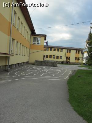 [P31] Desenul de pe asfaltul din curtea scolii, la care am facut referire in articol » foto by Testosu'
 - 
<span class="allrVoted glyphicon glyphicon-heart hidden" id="av778457"></span>
<a class="m-l-10 hidden" id="sv778457" onclick="voting_Foto_DelVot(,778457,20812)" role="button">șterge vot <span class="glyphicon glyphicon-remove"></span></a>
<a id="v9778457" class=" c-red"  onclick="voting_Foto_SetVot(778457)" role="button"><span class="glyphicon glyphicon-heart-empty"></span> <b>LIKE</b> = Votează poza</a> <img class="hidden"  id="f778457W9" src="/imagini/loader.gif" border="0" /><span class="AjErrMes hidden" id="e778457ErM"></span>