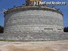 [P11] Adamclisi - Monumentul Tropaeum Traiani. Doar baza este cea originala. In interiorul constructiei cilindrice, prin portiuni deschise asemenea unor usi, am vazut pietrele milenare. » foto by iulianic
 - 
<span class="allrVoted glyphicon glyphicon-heart hidden" id="av323948"></span>
<a class="m-l-10 hidden" id="sv323948" onclick="voting_Foto_DelVot(,323948,20825)" role="button">șterge vot <span class="glyphicon glyphicon-remove"></span></a>
<a id="v9323948" class=" c-red"  onclick="voting_Foto_SetVot(323948)" role="button"><span class="glyphicon glyphicon-heart-empty"></span> <b>LIKE</b> = Votează poza</a> <img class="hidden"  id="f323948W9" src="/imagini/loader.gif" border="0" /><span class="AjErrMes hidden" id="e323948ErM"></span>