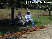 [P06] Adamclisi - Ghidul (cel cu sapca) asteptand vizitatori la Monumentul Tropaeum Traiani. » foto by iulianic
 - 
<span class="allrVoted glyphicon glyphicon-heart hidden" id="av323943"></span>
<a class="m-l-10 hidden" id="sv323943" onclick="voting_Foto_DelVot(,323943,20825)" role="button">șterge vot <span class="glyphicon glyphicon-remove"></span></a>
<a id="v9323943" class=" c-red"  onclick="voting_Foto_SetVot(323943)" role="button"><span class="glyphicon glyphicon-heart-empty"></span> <b>LIKE</b> = Votează poza</a> <img class="hidden"  id="f323943W9" src="/imagini/loader.gif" border="0" /><span class="AjErrMes hidden" id="e323943ErM"></span>