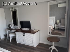[P18] În comodă era minifrigiderul, iar deasupra o cană electrică. Și multe oglinzi în camera asta.  » foto by Aurici
 - 
<span class="allrVoted glyphicon glyphicon-heart hidden" id="av940416"></span>
<a class="m-l-10 hidden" id="sv940416" onclick="voting_Foto_DelVot(,940416,20882)" role="button">șterge vot <span class="glyphicon glyphicon-remove"></span></a>
<a id="v9940416" class=" c-red"  onclick="voting_Foto_SetVot(940416)" role="button"><span class="glyphicon glyphicon-heart-empty"></span> <b>LIKE</b> = Votează poza</a> <img class="hidden"  id="f940416W9" src="/imagini/loader.gif" border="0" /><span class="AjErrMes hidden" id="e940416ErM"></span>