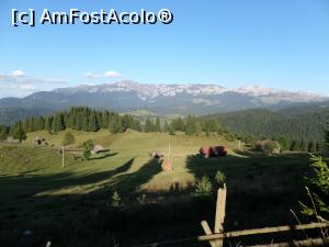 [P13] În apropierea pensiunii. În zare se văd Bucegii.  » foto by Safta Radu
 - 
<span class="allrVoted glyphicon glyphicon-heart hidden" id="av783272"></span>
<a class="m-l-10 hidden" id="sv783272" onclick="voting_Foto_DelVot(,783272,20894)" role="button">șterge vot <span class="glyphicon glyphicon-remove"></span></a>
<a id="v9783272" class=" c-red"  onclick="voting_Foto_SetVot(783272)" role="button"><span class="glyphicon glyphicon-heart-empty"></span> <b>LIKE</b> = Votează poza</a> <img class="hidden"  id="f783272W9" src="/imagini/loader.gif" border="0" /><span class="AjErrMes hidden" id="e783272ErM"></span>