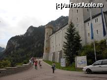 [P13] Castelele Bavariei - Sub zidurile castelului Neuschwanstein, spre intrarea principala.  » foto by iulianic
 - 
<span class="allrVoted glyphicon glyphicon-heart hidden" id="av377088"></span>
<a class="m-l-10 hidden" id="sv377088" onclick="voting_Foto_DelVot(,377088,20953)" role="button">șterge vot <span class="glyphicon glyphicon-remove"></span></a>
<a id="v9377088" class=" c-red"  onclick="voting_Foto_SetVot(377088)" role="button"><span class="glyphicon glyphicon-heart-empty"></span> <b>LIKE</b> = Votează poza</a> <img class="hidden"  id="f377088W9" src="/imagini/loader.gif" border="0" /><span class="AjErrMes hidden" id="e377088ErM"></span>