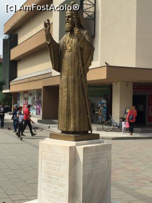 [P03] statuia primului patraiarh al Romaniei si episcop al Caransebesului MIRON CRISTEA situata in fata Catedraului episcopale Invierea Domnului din Caransebes » foto by Dan&Ema
 - 
<span class="allrVoted glyphicon glyphicon-heart hidden" id="av789198"></span>
<a class="m-l-10 hidden" id="sv789198" onclick="voting_Foto_DelVot(,789198,21011)" role="button">șterge vot <span class="glyphicon glyphicon-remove"></span></a>
<a id="v9789198" class=" c-red"  onclick="voting_Foto_SetVot(789198)" role="button"><span class="glyphicon glyphicon-heart-empty"></span> <b>LIKE</b> = Votează poza</a> <img class="hidden"  id="f789198W9" src="/imagini/loader.gif" border="0" /><span class="AjErrMes hidden" id="e789198ErM"></span>