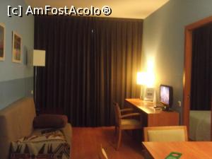 [P07] Livingul, cu canapeaua mică dar confortabilă, și cu lampadare cu lumină disretă.  » foto by diacrys*
 - 
<span class="allrVoted glyphicon glyphicon-heart hidden" id="av789840"></span>
<a class="m-l-10 hidden" id="sv789840" onclick="voting_Foto_DelVot(,789840,21027)" role="button">șterge vot <span class="glyphicon glyphicon-remove"></span></a>
<a id="v9789840" class=" c-red"  onclick="voting_Foto_SetVot(789840)" role="button"><span class="glyphicon glyphicon-heart-empty"></span> <b>LIKE</b> = Votează poza</a> <img class="hidden"  id="f789840W9" src="/imagini/loader.gif" border="0" /><span class="AjErrMes hidden" id="e789840ErM"></span>