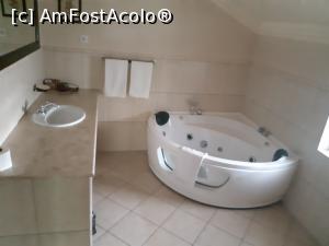 [P04] Baia destul de mare si moderna, cu jacuzzi pentru două persoane » foto by maximus1976
 - 
<span class="allrVoted glyphicon glyphicon-heart hidden" id="av1010787"></span>
<a class="m-l-10 hidden" id="sv1010787" onclick="voting_Foto_DelVot(,1010787,21033)" role="button">șterge vot <span class="glyphicon glyphicon-remove"></span></a>
<a id="v91010787" class=" c-red"  onclick="voting_Foto_SetVot(1010787)" role="button"><span class="glyphicon glyphicon-heart-empty"></span> <b>LIKE</b> = Votează poza</a> <img class="hidden"  id="f1010787W9" src="/imagini/loader.gif" border="0" /><span class="AjErrMes hidden" id="e1010787ErM"></span>
