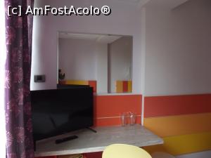 [P16] Biroul şi tv. Sub birou se află minibarul » foto by irinad
 - 
<span class="allrVoted glyphicon glyphicon-heart hidden" id="av850898"></span>
<a class="m-l-10 hidden" id="sv850898" onclick="voting_Foto_DelVot(,850898,21038)" role="button">șterge vot <span class="glyphicon glyphicon-remove"></span></a>
<a id="v9850898" class=" c-red"  onclick="voting_Foto_SetVot(850898)" role="button"><span class="glyphicon glyphicon-heart-empty"></span> <b>LIKE</b> = Votează poza</a> <img class="hidden"  id="f850898W9" src="/imagini/loader.gif" border="0" /><span class="AjErrMes hidden" id="e850898ErM"></span>