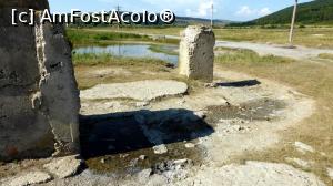 [P10] Jos în apă se vede burlanul de protecție prin care se introducea și se scotea garnitura forajului de mare adâncime. În prezent, prin el (burlan), ies bule de gaze din când în când.  » foto by Lucien
 - 
<span class="allrVoted glyphicon glyphicon-heart hidden" id="av968983"></span>
<a class="m-l-10 hidden" id="sv968983" onclick="voting_Foto_DelVot(,968983,21040)" role="button">șterge vot <span class="glyphicon glyphicon-remove"></span></a>
<a id="v9968983" class=" c-red"  onclick="voting_Foto_SetVot(968983)" role="button"><span class="glyphicon glyphicon-heart-empty"></span> <b>LIKE</b> = Votează poza</a> <img class="hidden"  id="f968983W9" src="/imagini/loader.gif" border="0" /><span class="AjErrMes hidden" id="e968983ErM"></span>