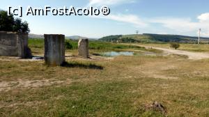 [P09] ”Megaliții” de beton de la Băile Homorod. Sunt de fapt fundația unui foraj de mare adâncime. În depărtare, lângă drum, se vede panoul turistic informativ. » foto by Lucien
 - 
<span class="allrVoted glyphicon glyphicon-heart hidden" id="av968982"></span>
<a class="m-l-10 hidden" id="sv968982" onclick="voting_Foto_DelVot(,968982,21040)" role="button">șterge vot <span class="glyphicon glyphicon-remove"></span></a>
<a id="v9968982" class=" c-red"  onclick="voting_Foto_SetVot(968982)" role="button"><span class="glyphicon glyphicon-heart-empty"></span> <b>LIKE</b> = Votează poza</a> <img class="hidden"  id="f968982W9" src="/imagini/loader.gif" border="0" /><span class="AjErrMes hidden" id="e968982ErM"></span>