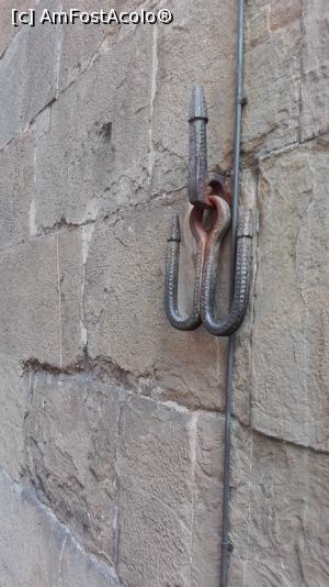 [P11] Cârlige de atârnat lanţurile de protecţie pe străzile din Florenţa.  » foto by Jimmy1
 - 
<span class="allrVoted glyphicon glyphicon-heart hidden" id="av791518"></span>
<a class="m-l-10 hidden" id="sv791518" onclick="voting_Foto_DelVot(,791518,21050)" role="button">șterge vot <span class="glyphicon glyphicon-remove"></span></a>
<a id="v9791518" class=" c-red"  onclick="voting_Foto_SetVot(791518)" role="button"><span class="glyphicon glyphicon-heart-empty"></span> <b>LIKE</b> = Votează poza</a> <img class="hidden"  id="f791518W9" src="/imagini/loader.gif" border="0" /><span class="AjErrMes hidden" id="e791518ErM"></span>