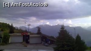[P10] Catararea pe Huez a luat sfarsit1 Suntem in statiune si cautam panorame cu varfurile din Alpi de peste 3000 de metri. Parca zarim in departare si celebrul Le Pyramide.  » foto by senateo
 - 
<span class="allrVoted glyphicon glyphicon-heart hidden" id="av793682"></span>
<a class="m-l-10 hidden" id="sv793682" onclick="voting_Foto_DelVot(,793682,21088)" role="button">șterge vot <span class="glyphicon glyphicon-remove"></span></a>
<a id="v9793682" class=" c-red"  onclick="voting_Foto_SetVot(793682)" role="button"><span class="glyphicon glyphicon-heart-empty"></span> <b>LIKE</b> = Votează poza</a> <img class="hidden"  id="f793682W9" src="/imagini/loader.gif" border="0" /><span class="AjErrMes hidden" id="e793682ErM"></span>