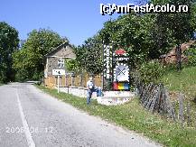 [P04] Intrarea în Ghelari. Se poate vedea că localnicii au păstrat ambele însemne privind numele comunei. » foto by Costi
 - 
<span class="allrVoted glyphicon glyphicon-heart hidden" id="av38203"></span>
<a class="m-l-10 hidden" id="sv38203" onclick="voting_Foto_DelVot(,38203,21100)" role="button">șterge vot <span class="glyphicon glyphicon-remove"></span></a>
<a id="v938203" class=" c-red"  onclick="voting_Foto_SetVot(38203)" role="button"><span class="glyphicon glyphicon-heart-empty"></span> <b>LIKE</b> = Votează poza</a> <img class="hidden"  id="f38203W9" src="/imagini/loader.gif" border="0" /><span class="AjErrMes hidden" id="e38203ErM"></span>