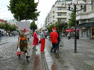 [P22] Tineri Santa's in plina vara, prin Göteborg... fiecare cu treaba lui!  » foto by ileanaxperta*
 - 
<span class="allrVoted glyphicon glyphicon-heart hidden" id="av604717"></span>
<a class="m-l-10 hidden" id="sv604717" onclick="voting_Foto_DelVot(,604717,21101)" role="button">șterge vot <span class="glyphicon glyphicon-remove"></span></a>
<a id="v9604717" class=" c-red"  onclick="voting_Foto_SetVot(604717)" role="button"><span class="glyphicon glyphicon-heart-empty"></span> <b>LIKE</b> = Votează poza</a> <img class="hidden"  id="f604717W9" src="/imagini/loader.gif" border="0" /><span class="AjErrMes hidden" id="e604717ErM"></span>