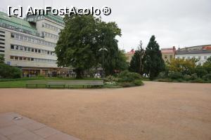 [P14] Parcul din faţa intrării principale.  » foto by Utube
 - 
<span class="allrVoted glyphicon glyphicon-heart hidden" id="av827812"></span>
<a class="m-l-10 hidden" id="sv827812" onclick="voting_Foto_DelVot(,827812,21101)" role="button">șterge vot <span class="glyphicon glyphicon-remove"></span></a>
<a id="v9827812" class=" c-red"  onclick="voting_Foto_SetVot(827812)" role="button"><span class="glyphicon glyphicon-heart-empty"></span> <b>LIKE</b> = Votează poza</a> <img class="hidden"  id="f827812W9" src="/imagini/loader.gif" border="0" /><span class="AjErrMes hidden" id="e827812ErM"></span>