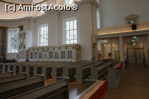 [P08] În dreapta este locul unde se aprind lumânările iar lângă el se află un ceas, cea mai veche piesă din catedrală, datând din anul 1700.  » foto by Utube
 - 
<span class="allrVoted glyphicon glyphicon-heart hidden" id="av827806"></span>
<a class="m-l-10 hidden" id="sv827806" onclick="voting_Foto_DelVot(,827806,21101)" role="button">șterge vot <span class="glyphicon glyphicon-remove"></span></a>
<a id="v9827806" class=" c-red"  onclick="voting_Foto_SetVot(827806)" role="button"><span class="glyphicon glyphicon-heart-empty"></span> <b>LIKE</b> = Votează poza</a> <img class="hidden"  id="f827806W9" src="/imagini/loader.gif" border="0" /><span class="AjErrMes hidden" id="e827806ErM"></span>