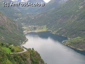 [P03] Stațiunea Geiranger în capătul fiordului cu același nume. Aici vedere de la punctul de panoramă de deasupra fiordului. Hotelul se află pe marginea fiordului.  » foto by Aurici
 - 
<span class="allrVoted glyphicon glyphicon-heart hidden" id="av795338"></span>
<a class="m-l-10 hidden" id="sv795338" onclick="voting_Foto_DelVot(,795338,21105)" role="button">șterge vot <span class="glyphicon glyphicon-remove"></span></a>
<a id="v9795338" class=" c-red"  onclick="voting_Foto_SetVot(795338)" role="button"><span class="glyphicon glyphicon-heart-empty"></span> <b>LIKE</b> = Votează poza</a> <img class="hidden"  id="f795338W9" src="/imagini/loader.gif" border="0" /><span class="AjErrMes hidden" id="e795338ErM"></span>