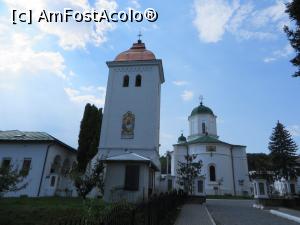 [P02] Clopotnița și biserica „Sf. Nicolae” - Arhiepiscopia Râmnicului.  » foto by tata123 🔱
 - 
<span class="allrVoted glyphicon glyphicon-heart hidden" id="av796194"></span>
<a class="m-l-10 hidden" id="sv796194" onclick="voting_Foto_DelVot(,796194,21115)" role="button">șterge vot <span class="glyphicon glyphicon-remove"></span></a>
<a id="v9796194" class=" c-red"  onclick="voting_Foto_SetVot(796194)" role="button"><span class="glyphicon glyphicon-heart-empty"></span> <b>LIKE</b> = Votează poza</a> <img class="hidden"  id="f796194W9" src="/imagini/loader.gif" border="0" /><span class="AjErrMes hidden" id="e796194ErM"></span>