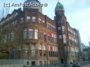 [P05] Hotel New York, cladirea veche inconjurata de cladiri noi din sticla si beton » foto by crisv
 - 
<span class="allrVoted glyphicon glyphicon-heart hidden" id="av798178"></span>
<a class="m-l-10 hidden" id="sv798178" onclick="voting_Foto_DelVot(,798178,21131)" role="button">șterge vot <span class="glyphicon glyphicon-remove"></span></a>
<a id="v9798178" class=" c-red"  onclick="voting_Foto_SetVot(798178)" role="button"><span class="glyphicon glyphicon-heart-empty"></span> <b>LIKE</b> = Votează poza</a> <img class="hidden"  id="f798178W9" src="/imagini/loader.gif" border="0" /><span class="AjErrMes hidden" id="e798178ErM"></span>