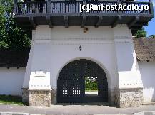 [P02] Conacul Bellu - Pășind prin această poartă frumoasă, ne întoarcem într-o atmosferă plăcută de secol XIX.  » foto by doina_c24
 - 
<span class="allrVoted glyphicon glyphicon-heart hidden" id="av425828"></span>
<a class="m-l-10 hidden" id="sv425828" onclick="voting_Foto_DelVot(,425828,21143)" role="button">șterge vot <span class="glyphicon glyphicon-remove"></span></a>
<a id="v9425828" class=" c-red"  onclick="voting_Foto_SetVot(425828)" role="button"><span class="glyphicon glyphicon-heart-empty"></span> <b>LIKE</b> = Votează poza</a> <img class="hidden"  id="f425828W9" src="/imagini/loader.gif" border="0" /><span class="AjErrMes hidden" id="e425828ErM"></span>