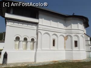 [P13] Manastirea Varbila - este zugravita in alb, nu stiu daca va mai fi zugravita in exterior, insa din loc in loc ca niste pete de culoare se vad urmele vechii zugraveli.  » foto by mishu
 - 
<span class="allrVoted glyphicon glyphicon-heart hidden" id="av799352"></span>
<a class="m-l-10 hidden" id="sv799352" onclick="voting_Foto_DelVot(,799352,21147)" role="button">șterge vot <span class="glyphicon glyphicon-remove"></span></a>
<a id="v9799352" class=" c-red"  onclick="voting_Foto_SetVot(799352)" role="button"><span class="glyphicon glyphicon-heart-empty"></span> <b>LIKE</b> = Votează poza</a> <img class="hidden"  id="f799352W9" src="/imagini/loader.gif" border="0" /><span class="AjErrMes hidden" id="e799352ErM"></span>