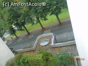 [P19] Best Western County House - Vedere spre micul parc și stația de autobuz.  » foto by iulianic
 - 
<span class="allrVoted glyphicon glyphicon-heart hidden" id="av799731"></span>
<a class="m-l-10 hidden" id="sv799731" onclick="voting_Foto_DelVot(,799731,21153)" role="button">șterge vot <span class="glyphicon glyphicon-remove"></span></a>
<a id="v9799731" class=" c-red"  onclick="voting_Foto_SetVot(799731)" role="button"><span class="glyphicon glyphicon-heart-empty"></span> <b>LIKE</b> = Votează poza</a> <img class="hidden"  id="f799731W9" src="/imagini/loader.gif" border="0" /><span class="AjErrMes hidden" id="e799731ErM"></span>