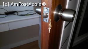 [P05] Ușa de la baie deja blocată » foto by agnt110*
 - 
<span class="allrVoted glyphicon glyphicon-heart hidden" id="av818866"></span>
<a class="m-l-10 hidden" id="sv818866" onclick="voting_Foto_DelVot(,818866,21172)" role="button">șterge vot <span class="glyphicon glyphicon-remove"></span></a>
<a id="v9818866" class=" c-red"  onclick="voting_Foto_SetVot(818866)" role="button"><span class="glyphicon glyphicon-heart-empty"></span> <b>LIKE</b> = Votează poza</a> <img class="hidden"  id="f818866W9" src="/imagini/loader.gif" border="0" /><span class="AjErrMes hidden" id="e818866ErM"></span>