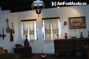 [P17] Camera de zi -cobze pe pereti... mobilier vechi de epoca, lampa deosebita » foto by mireille
 - 
<span class="allrVoted glyphicon glyphicon-heart hidden" id="av486319"></span>
<a class="m-l-10 hidden" id="sv486319" onclick="voting_Foto_DelVot(,486319,21209)" role="button">șterge vot <span class="glyphicon glyphicon-remove"></span></a>
<a id="v9486319" class=" c-red"  onclick="voting_Foto_SetVot(486319)" role="button"><span class="glyphicon glyphicon-heart-empty"></span> <b>LIKE</b> = Votează poza</a> <img class="hidden"  id="f486319W9" src="/imagini/loader.gif" border="0" /><span class="AjErrMes hidden" id="e486319ErM"></span>