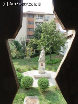 [P17] Bustul lui Anton Pann - în fața casei memoriale.  » foto by tata123 🔱
 - 
<span class="allrVoted glyphicon glyphicon-heart hidden" id="av804721"></span>
<a class="m-l-10 hidden" id="sv804721" onclick="voting_Foto_DelVot(,804721,21209)" role="button">șterge vot <span class="glyphicon glyphicon-remove"></span></a>
<a id="v9804721" class=" c-red"  onclick="voting_Foto_SetVot(804721)" role="button"><span class="glyphicon glyphicon-heart-empty"></span> <b>LIKE</b> = Votează poza</a> <img class="hidden"  id="f804721W9" src="/imagini/loader.gif" border="0" /><span class="AjErrMes hidden" id="e804721ErM"></span>