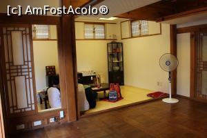 [P75] Seul, Bukchon Hanok Village, Centrul de Artizanat și Experiență Tradițională, elevi la un atelier » foto by mprofeanu
 - 
<span class="allrVoted glyphicon glyphicon-heart hidden" id="av811284"></span>
<a class="m-l-10 hidden" id="sv811284" onclick="voting_Foto_DelVot(,811284,21214)" role="button">șterge vot <span class="glyphicon glyphicon-remove"></span></a>
<a id="v9811284" class=" c-red"  onclick="voting_Foto_SetVot(811284)" role="button"><span class="glyphicon glyphicon-heart-empty"></span> <b>LIKE</b> = Votează poza</a> <img class="hidden"  id="f811284W9" src="/imagini/loader.gif" border="0" /><span class="AjErrMes hidden" id="e811284ErM"></span>