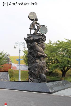[P03] Seul, Memorialul Războiului din Coreea, Turnul Ceasul Păcii, ceasul va bate din nou când Coreea se va unifica » foto by mprofeanu
 - 
<span class="allrVoted glyphicon glyphicon-heart hidden" id="av844405"></span>
<a class="m-l-10 hidden" id="sv844405" onclick="voting_Foto_DelVot(,844405,21214)" role="button">șterge vot <span class="glyphicon glyphicon-remove"></span></a>
<a id="v9844405" class=" c-red"  onclick="voting_Foto_SetVot(844405)" role="button"><span class="glyphicon glyphicon-heart-empty"></span> <b>LIKE</b> = Votează poza</a> <img class="hidden"  id="f844405W9" src="/imagini/loader.gif" border="0" /><span class="AjErrMes hidden" id="e844405ErM"></span>