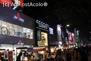 [P57] Seul, Myeong-dong, Magazinele de firmă sunt lipite » foto by mprofeanu
 - 
<span class="allrVoted glyphicon glyphicon-heart hidden" id="av845998"></span>
<a class="m-l-10 hidden" id="sv845998" onclick="voting_Foto_DelVot(,845998,21214)" role="button">șterge vot <span class="glyphicon glyphicon-remove"></span></a>
<a id="v9845998" class=" c-red"  onclick="voting_Foto_SetVot(845998)" role="button"><span class="glyphicon glyphicon-heart-empty"></span> <b>LIKE</b> = Votează poza</a> <img class="hidden"  id="f845998W9" src="/imagini/loader.gif" border="0" /><span class="AjErrMes hidden" id="e845998ErM"></span>