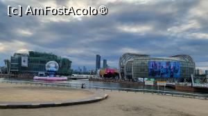 [P23] Some Sevit, un complex cultural format din trei insule plutitoare create de om, in apropierea podului Banpo, care servesc drept locatii pentru evenimente culturale, expozitii si experiente culinare. Tematica acestor insule este „florile raului Hangang” si reprezinta privelistea, viata si pamantul, precum si o floare in diferite etape ale vietii sale. Cea mai mare insula, „Some Gavit” simbolizeaza privelistea, cladirea construita aici avand forma unei flori desfacute si fiind folosita ca loc pentru spectacole, conferinte internationale, expozitii. A doua insula, „Some Chavit” arata ca un boboc de floare, o imagine a vietii, aceasta fiind o  zona de evenimente si restaurante care folosesc tehnici 3D pentru a da viata temelor. A treia si cea mai mica insula, „Some Solvit” ia forma unei seminte plantate in pamant. Aceasta insula are facilitati de sporturi nautice si o gradina in aer liber. » foto by geani anto
 - 
<span class="allrVoted glyphicon glyphicon-heart hidden" id="av1512629"></span>
<a class="m-l-10 hidden" id="sv1512629" onclick="voting_Foto_DelVot(,1512629,21214)" role="button">șterge vot <span class="glyphicon glyphicon-remove"></span></a>
<a id="v91512629" class=" c-red"  onclick="voting_Foto_SetVot(1512629)" role="button"><span class="glyphicon glyphicon-heart-empty"></span> <b>LIKE</b> = Votează poza</a> <img class="hidden"  id="f1512629W9" src="/imagini/loader.gif" border="0" /><span class="AjErrMes hidden" id="e1512629ErM"></span>