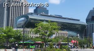 [P02] Sediul Primariei noi a orasului Seul este o cladire cu un exterior unic, aproximativ 28,3% din energia utilizata in cladire provenind din surse de energie ecologice, inclusiv fotovoltaica, solara, termica si geotermala. ,,Zidul Verde' este cea mai populara atractie din cladirea primariei din Seul, gradina verticala urcand pe peretele interior, de la primul etaj pana la pana la al saptelea etaj, acoperind o suprafata de dimensiunea unui teren de fotbal. A fost numita in Guinness World Records drept cea mai mare gradina verticala din lume. » foto by geani anto
 - 
<span class="allrVoted glyphicon glyphicon-heart hidden" id="av1514150"></span>
<a class="m-l-10 hidden" id="sv1514150" onclick="voting_Foto_DelVot(,1514150,21214)" role="button">șterge vot <span class="glyphicon glyphicon-remove"></span></a>
<a id="v91514150" class=" c-red"  onclick="voting_Foto_SetVot(1514150)" role="button"><span class="glyphicon glyphicon-heart-empty"></span> <b>LIKE</b> = Votează poza</a> <img class="hidden"  id="f1514150W9" src="/imagini/loader.gif" border="0" /><span class="AjErrMes hidden" id="e1514150ErM"></span>