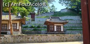 [P12] Uiduhap, pe care printul mostenitor il folosea drept birou, cu o singura incapere, este cea mai modesta dintre toate cladirile de pe terenul palatului. Spre deosebire de majoritatea structurilor traditionale coreene, Uiduhap nu este impodobita cu picturile conventionale. » foto by geani anto
 - 
<span class="allrVoted glyphicon glyphicon-heart hidden" id="av1515858"></span>
<a class="m-l-10 hidden" id="sv1515858" onclick="voting_Foto_DelVot(,1515858,21214)" role="button">șterge vot <span class="glyphicon glyphicon-remove"></span></a>
<a id="v91515858" class=" c-red"  onclick="voting_Foto_SetVot(1515858)" role="button"><span class="glyphicon glyphicon-heart-empty"></span> <b>LIKE</b> = Votează poza</a> <img class="hidden"  id="f1515858W9" src="/imagini/loader.gif" border="0" /><span class="AjErrMes hidden" id="e1515858ErM"></span>