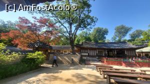 [P22] Langa Yeongyeongdang se afla Seonhyangjae, care era folosit ca birou si pentru cititul cartilor in gradina. Seonhyangjae contine pereti laterali in stil chinezesc si jaluzele in stil occidental.
 Cladirile sunt incalzite prin pardoseala, sistemul traditional numit ondol, care foloseste focul dintr-un focar extern pentru a incalzi pietrele de sub podeaua camerei. » foto by geani anto
 - 
<span class="allrVoted glyphicon glyphicon-heart hidden" id="av1515868"></span>
<a class="m-l-10 hidden" id="sv1515868" onclick="voting_Foto_DelVot(,1515868,21214)" role="button">șterge vot <span class="glyphicon glyphicon-remove"></span></a>
<a id="v91515868" class=" c-red"  onclick="voting_Foto_SetVot(1515868)" role="button"><span class="glyphicon glyphicon-heart-empty"></span> <b>LIKE</b> = Votează poza</a> <img class="hidden"  id="f1515868W9" src="/imagini/loader.gif" border="0" /><span class="AjErrMes hidden" id="e1515868ErM"></span>