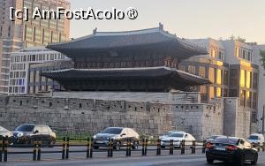 [P02] Poarta Heunginjimun, cunoscuta si sub numele de Poarta Dongdaemun (Marea Poarta de Est), in traducere, „Poarta Bunatatii Ascendente”, care a servit drept poarta principala pentru partea de est a orasului, construita pentru a proteja Hanseong, unde se aflau o serie de institutii nationale importante. 
Desi majoritatea portilor au fost construite pe un teren mai inalt, aceasta poarta este situata pe un teren mai jos si, prin urmare, avea nevoie de protectie suplimentara. Aceasta este singura poarta dintre cele opt care are un Ongseong, un zid mic in forma de semicerc, care o protejeaza, caracteristica unica a acestei intrari. » foto by geani anto
 - 
<span class="allrVoted glyphicon glyphicon-heart hidden" id="av1516362"></span>
<a class="m-l-10 hidden" id="sv1516362" onclick="voting_Foto_DelVot(,1516362,21214)" role="button">șterge vot <span class="glyphicon glyphicon-remove"></span></a>
<a id="v91516362" class=" c-red"  onclick="voting_Foto_SetVot(1516362)" role="button"><span class="glyphicon glyphicon-heart-empty"></span> <b>LIKE</b> = Votează poza</a> <img class="hidden"  id="f1516362W9" src="/imagini/loader.gif" border="0" /><span class="AjErrMes hidden" id="e1516362ErM"></span>
