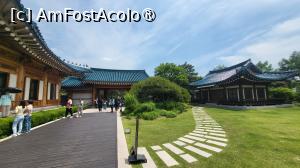 [P59] Este construita din lemn intr-un stil arhitectonic traditional, cu stresini duble si acoperisuri in 2 ape, impodobite cu tigle albastre. Cladirea principala a servit drept zona rezidentiala, iar anexa a servit drept loc de receptie pentru oaspeti. Acestea sunt dispuse in forma literei L, iar curtea din fata este formata dintr-o mica gradina si spatii exterioare separate. » foto by geani anto
 - 
<span class="allrVoted glyphicon glyphicon-heart hidden" id="av1517028"></span>
<a class="m-l-10 hidden" id="sv1517028" onclick="voting_Foto_DelVot(,1517028,21214)" role="button">șterge vot <span class="glyphicon glyphicon-remove"></span></a>
<a id="v91517028" class=" c-red"  onclick="voting_Foto_SetVot(1517028)" role="button"><span class="glyphicon glyphicon-heart-empty"></span> <b>LIKE</b> = Votează poza</a> <img class="hidden"  id="f1517028W9" src="/imagini/loader.gif" border="0" /><span class="AjErrMes hidden" id="e1517028ErM"></span>