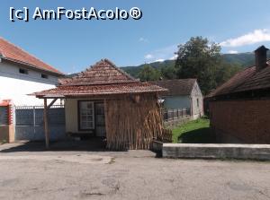 [P36] Magazinul sătesc din Ludeștii de Jos, unde am mai aflat și noi una-alta. Cine a mai murit, care mai sunt obiceiurile satului, pe unde sunt oamenii locului, ... Pe bordura de piatră 'am vorbit' o bere și am mâncat mentosane până la miezul nopții. » foto by Aurici
 - 
<span class="allrVoted glyphicon glyphicon-heart hidden" id="av806753"></span>
<a class="m-l-10 hidden" id="sv806753" onclick="voting_Foto_DelVot(,806753,21232)" role="button">șterge vot <span class="glyphicon glyphicon-remove"></span></a>
<a id="v9806753" class=" c-red"  onclick="voting_Foto_SetVot(806753)" role="button"><span class="glyphicon glyphicon-heart-empty"></span> <b>LIKE</b> = Votează poza</a> <img class="hidden"  id="f806753W9" src="/imagini/loader.gif" border="0" /><span class="AjErrMes hidden" id="e806753ErM"></span>