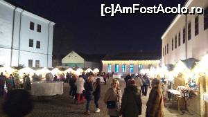 [P11] Târgul de Crăciun Oradea 2015 - imagine cu o parte a piaţete, dintre palatul princiar şi corpul I.  » foto by bogumil
 - 
<span class="allrVoted glyphicon glyphicon-heart hidden" id="av700486"></span>
<a class="m-l-10 hidden" id="sv700486" onclick="voting_Foto_DelVot(,700486,21233)" role="button">șterge vot <span class="glyphicon glyphicon-remove"></span></a>
<a id="v9700486" class=" c-red"  onclick="voting_Foto_SetVot(700486)" role="button"><span class="glyphicon glyphicon-heart-empty"></span> <b>LIKE</b> = Votează poza</a> <img class="hidden"  id="f700486W9" src="/imagini/loader.gif" border="0" /><span class="AjErrMes hidden" id="e700486ErM"></span>