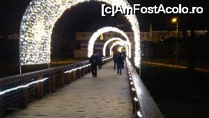 [P02] Târgul de Crăciun Oradea 2015 - podul de lemn de peste şanţul cetăţii, pe care se face accesul în cetate.  » foto by bogumil
 - 
<span class="allrVoted glyphicon glyphicon-heart hidden" id="av700477"></span>
<a class="m-l-10 hidden" id="sv700477" onclick="voting_Foto_DelVot(,700477,21233)" role="button">șterge vot <span class="glyphicon glyphicon-remove"></span></a>
<a id="v9700477" class=" c-red"  onclick="voting_Foto_SetVot(700477)" role="button"><span class="glyphicon glyphicon-heart-empty"></span> <b>LIKE</b> = Votează poza</a> <img class="hidden"  id="f700477W9" src="/imagini/loader.gif" border="0" /><span class="AjErrMes hidden" id="e700477ErM"></span>