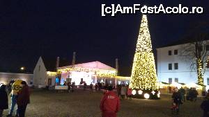 [P08] Târgul de Crăciun Oradea 2015 - imagine de ansamblu a piaţetei, cu scena în fundal.  » foto by bogumil
 - 
<span class="allrVoted glyphicon glyphicon-heart hidden" id="av700483"></span>
<a class="m-l-10 hidden" id="sv700483" onclick="voting_Foto_DelVot(,700483,21233)" role="button">șterge vot <span class="glyphicon glyphicon-remove"></span></a>
<a id="v9700483" class=" c-red"  onclick="voting_Foto_SetVot(700483)" role="button"><span class="glyphicon glyphicon-heart-empty"></span> <b>LIKE</b> = Votează poza</a> <img class="hidden"  id="f700483W9" src="/imagini/loader.gif" border="0" /><span class="AjErrMes hidden" id="e700483ErM"></span>