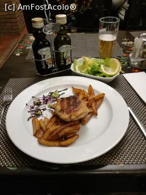 [P24] Cotlet de porc și cartofi și salată » foto by crismis
 - 
<span class="allrVoted glyphicon glyphicon-heart hidden" id="av863116"></span>
<a class="m-l-10 hidden" id="sv863116" onclick="voting_Foto_DelVot(,863116,21238)" role="button">șterge vot <span class="glyphicon glyphicon-remove"></span></a>
<a id="v9863116" class=" c-red"  onclick="voting_Foto_SetVot(863116)" role="button"><span class="glyphicon glyphicon-heart-empty"></span> <b>LIKE</b> = Votează poza</a> <img class="hidden"  id="f863116W9" src="/imagini/loader.gif" border="0" /><span class="AjErrMes hidden" id="e863116ErM"></span>