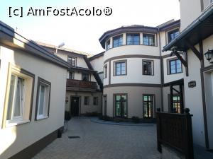 [P03] Conacul Ambient văzut din dreptul porții; în zona bombată, la parter, e piscina, iar restaurantul în aripa din față » foto by crismis
 - 
<span class="allrVoted glyphicon glyphicon-heart hidden" id="av863095"></span>
<a class="m-l-10 hidden" id="sv863095" onclick="voting_Foto_DelVot(,863095,21238)" role="button">șterge vot <span class="glyphicon glyphicon-remove"></span></a>
<a id="v9863095" class=" c-red"  onclick="voting_Foto_SetVot(863095)" role="button"><span class="glyphicon glyphicon-heart-empty"></span> <b>LIKE</b> = Votează poza</a> <img class="hidden"  id="f863095W9" src="/imagini/loader.gif" border="0" /><span class="AjErrMes hidden" id="e863095ErM"></span>