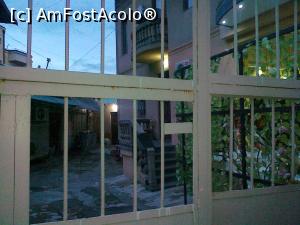 [P01] Hotel Bonus, Tbilisi - curtea cladirii. Curtea nu apartine hotelului ci casei in care hotelul a fost amenajat; intrarea e pe dupa panourile cu frunze (plante artificiale) ce se vad in poza.  » foto by calator2000
 - 
<span class="allrVoted glyphicon glyphicon-heart hidden" id="av808455"></span>
<a class="m-l-10 hidden" id="sv808455" onclick="voting_Foto_DelVot(,808455,21246)" role="button">șterge vot <span class="glyphicon glyphicon-remove"></span></a>
<a id="v9808455" class=" c-red"  onclick="voting_Foto_SetVot(808455)" role="button"><span class="glyphicon glyphicon-heart-empty"></span> <b>LIKE</b> = Votează poza</a> <img class="hidden"  id="f808455W9" src="/imagini/loader.gif" border="0" /><span class="AjErrMes hidden" id="e808455ErM"></span>