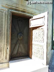 [P10] Mănăstirea Negru Vodă din Câmpulung Muscel:ușa de intrare a preoților în altar. Materialele de construcție și ornamentele sculpturale, masiva ușă metalică,sunt originale,fiind recuperate din ruinele primei biserici ridicate aici. » foto by mariana.olaru
 - 
<span class="allrVoted glyphicon glyphicon-heart hidden" id="av284296"></span>
<a class="m-l-10 hidden" id="sv284296" onclick="voting_Foto_DelVot(,284296,21248)" role="button">șterge vot <span class="glyphicon glyphicon-remove"></span></a>
<a id="v9284296" class=" c-red"  onclick="voting_Foto_SetVot(284296)" role="button"><span class="glyphicon glyphicon-heart-empty"></span> <b>LIKE</b> = Votează poza</a> <img class="hidden"  id="f284296W9" src="/imagini/loader.gif" border="0" /><span class="AjErrMes hidden" id="e284296ErM"></span>