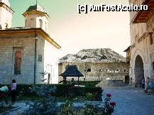 [P08] Mănăstirea Negru Vodă din Câmpulung Muscel:biserica domnească(în stânga),turnul clopotniței(în dreapta) și casa domnească(în plan central) » foto by mariana.olaru
 - 
<span class="allrVoted glyphicon glyphicon-heart hidden" id="av284294"></span>
<a class="m-l-10 hidden" id="sv284294" onclick="voting_Foto_DelVot(,284294,21248)" role="button">șterge vot <span class="glyphicon glyphicon-remove"></span></a>
<a id="v9284294" class=" c-red"  onclick="voting_Foto_SetVot(284294)" role="button"><span class="glyphicon glyphicon-heart-empty"></span> <b>LIKE</b> = Votează poza</a> <img class="hidden"  id="f284294W9" src="/imagini/loader.gif" border="0" /><span class="AjErrMes hidden" id="e284294ErM"></span>