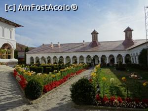 [P02] În curtea Mănăstirii Aninoasa, Argeș.  » foto by tata123 🔱
 - 
<span class="allrVoted glyphicon glyphicon-heart hidden" id="av1026195"></span>
<a class="m-l-10 hidden" id="sv1026195" onclick="voting_Foto_DelVot(,1026195,21248)" role="button">șterge vot <span class="glyphicon glyphicon-remove"></span></a>
<a id="v91026195" class=" c-red"  onclick="voting_Foto_SetVot(1026195)" role="button"><span class="glyphicon glyphicon-heart-empty"></span> <b>LIKE</b> = Votează poza</a> <img class="hidden"  id="f1026195W9" src="/imagini/loader.gif" border="0" /><span class="AjErrMes hidden" id="e1026195ErM"></span>